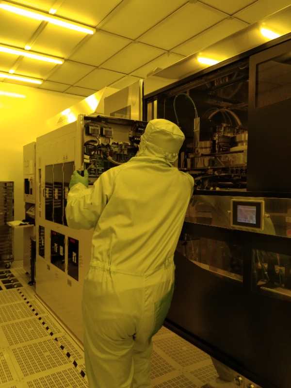 设备工程师检修设备.jpg 设备工程师检修设备.jpg