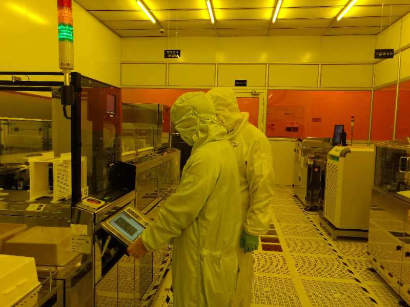 工程师在生产线上检查设备.jpg 工程师在生产线上检查设备.jpg