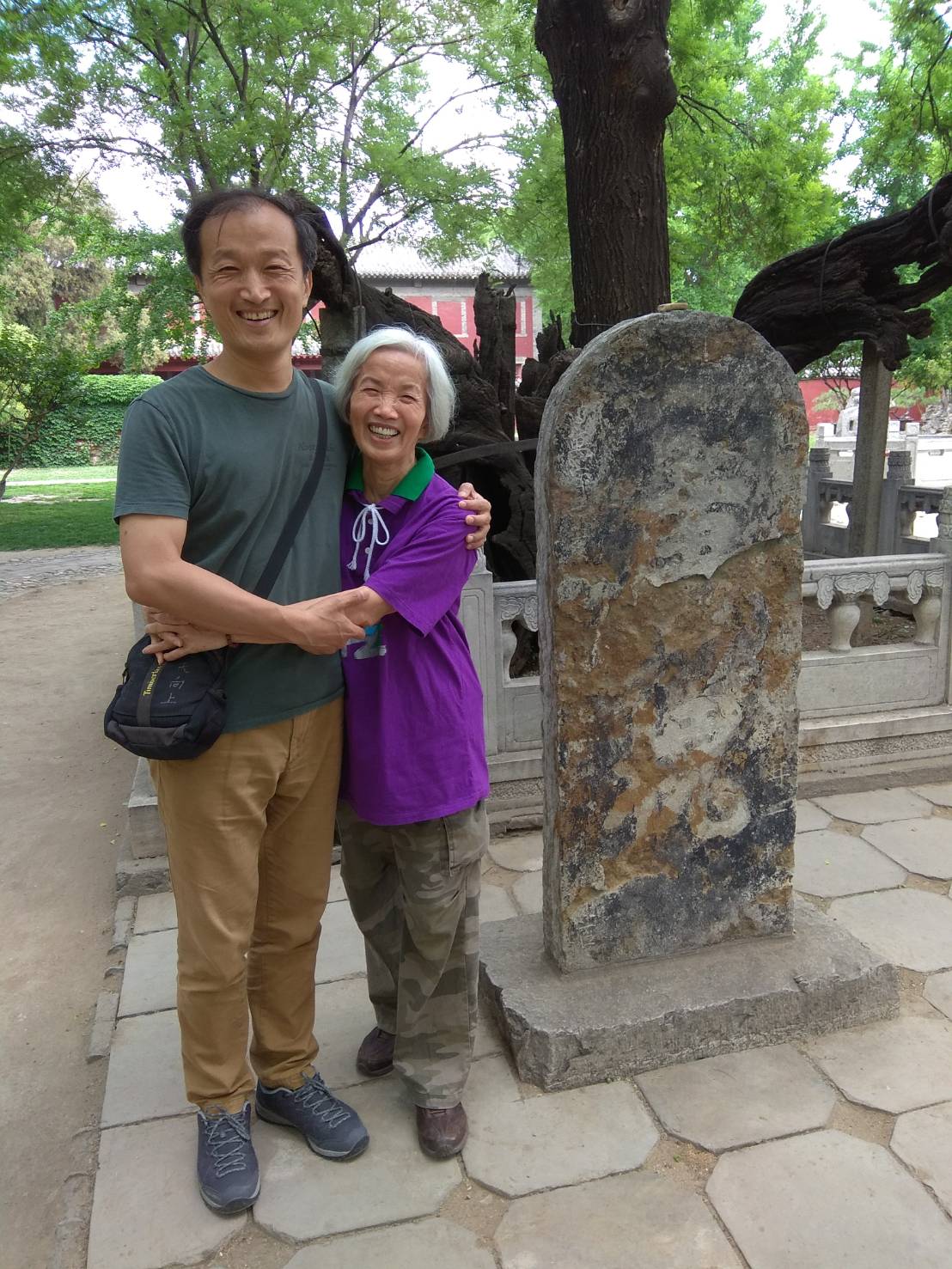 曾泰元和母亲在唐槐抱子处.jpg 曾泰元和母亲在唐槐抱子处.jpg