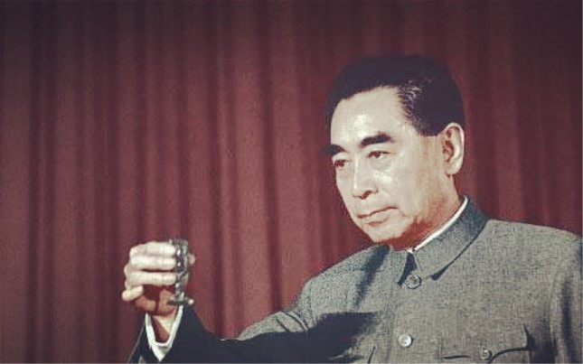周恩来举杯的时刻.jpg