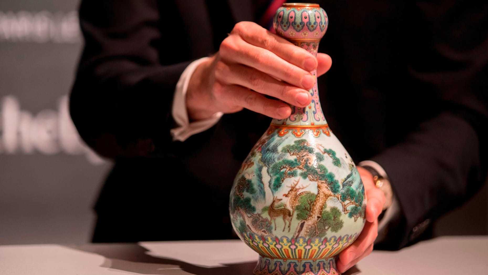 英老妇闲置50年花瓶卖6300万，法阁楼旧鞋盒里花瓶拍出1.2亿.