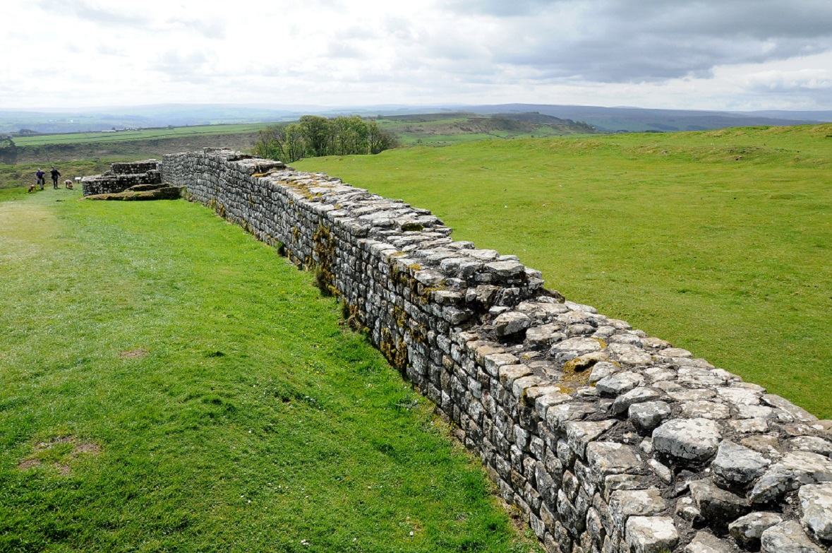 沈坚配图5:哈德良长城一段 (1)副本.jpg 沈坚配图5:哈德良长城一段 (1)副本.jpg