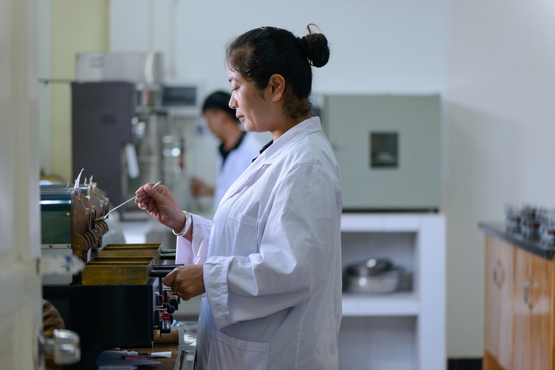 星巴克云南咖啡质量团队在进行取样烘焙.jpg 星巴克云南咖啡质量团队在进行取样烘焙.jpg