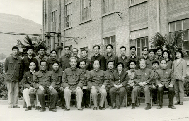 4-2  1970年 宝鸡有色金属研究所科研处全体合影（前排左一：周廉，左二：科研处主任：祝红耀）.jpg