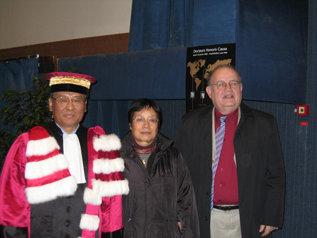 14-23 2005年1月13日  在法国约瑟夫傅里叶大学荣誉博士授予仪式上与夫人及Bernard Hebral教授合影(1)_副本.jpg