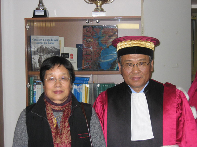 14-25 2005年1月8日 在法国获约瑟夫傅立叶大学名誉博士学位后与夫人合影留念(1)_副本.jpg