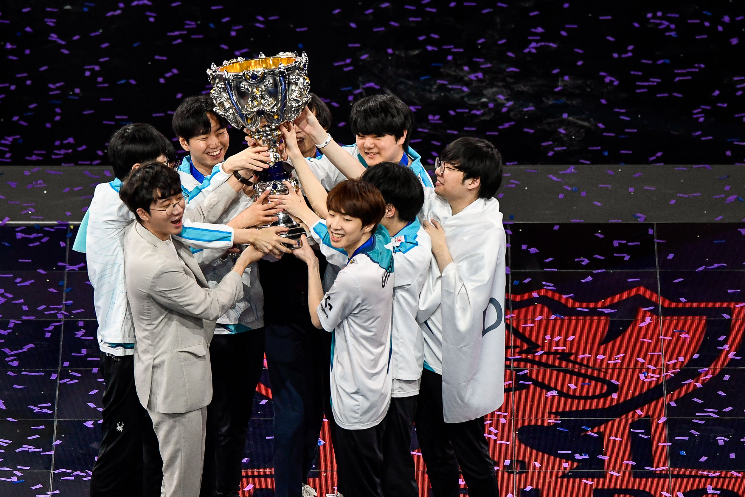 浏览今日《文汇报》精彩报道 【s10巅峰对决,dwg3:1战胜sn捧杯,上海