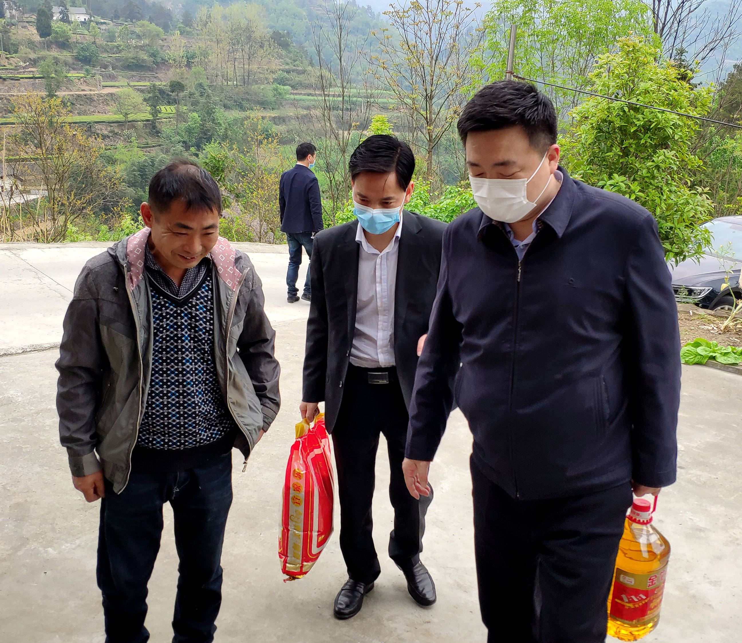 脱贫攻坚决胜年,看望慰问贫困户.jpg 脱贫攻坚决胜年,看望慰问贫困户.jpg