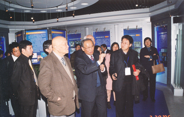 8-65 2005年3月20日 接待师昌绪、陆忠武院士等来院访问.jpg 8-65 2005年3月20日 接待师昌绪、陆忠武院士等来院访问.jpg