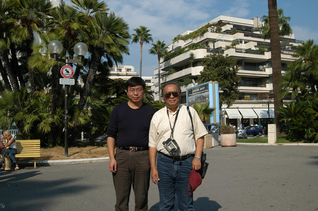 13-32 2004年10月3日 和学生张平祥在法国留影(1).jpg 13-32 2004年10月3日 和学生张平祥在法国留影(1).jpg