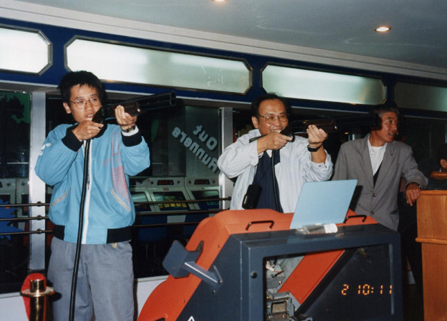 1-19 和小儿子周鑫明在射击(1).jpg