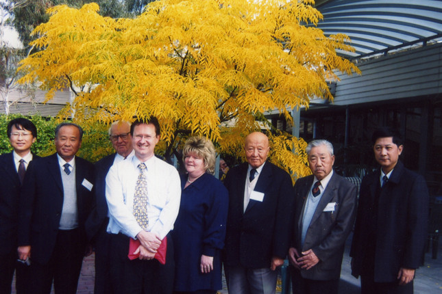 【】2004年5月 率团访问澳大利亚工程院期间与程一兵、李恒德、师昌绪、伊丽莎白等人合影.jpg