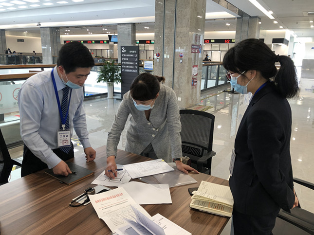 nei 应佳与企业相关负责人一起到政府职能部门协调破解难题_副本.jpg nei 应佳与企业相关负责人一起到政府职能部门协调破解难题_副本.jpg