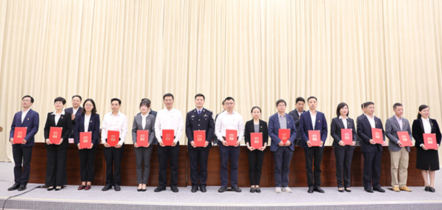 nei 企服务工作推进会上,对考核为优秀等次的15名第一批驻企服务员进行表彰。_副本.jpg nei 企服务工作推进会上,对考核为优秀等次的15名第一批驻企服务员进行表彰。_副本.jpg