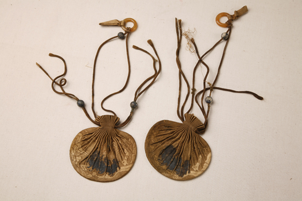 清代,盘金彩绣狮子纹荷包.jpg 清代,盘金彩绣狮子纹荷包.jpg