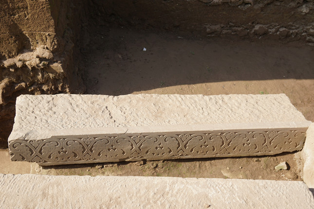 6刻有缠枝忍冬纹图案的压栏石.jpg 6刻有缠枝忍冬纹图案的压栏石.jpg