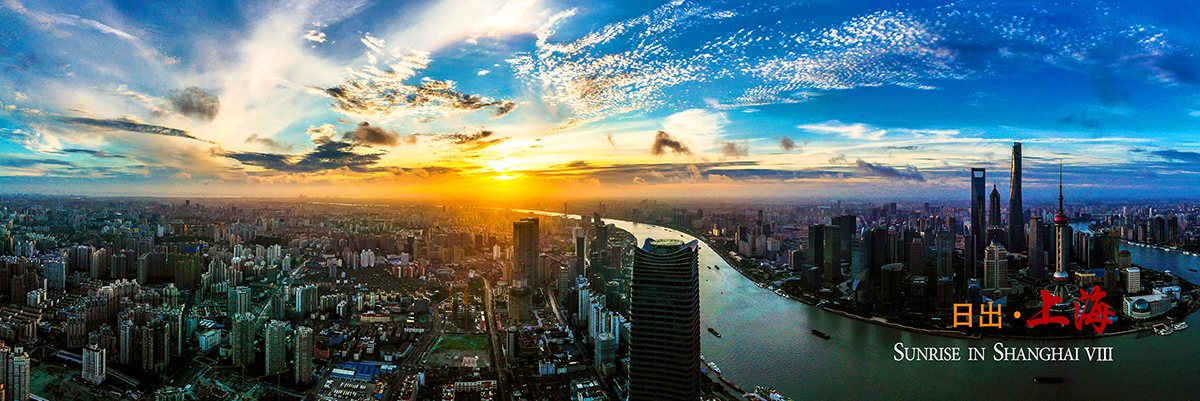 着他心爱的航拍器 走进城市不同的角落 等待她慢慢醒来 …… 旭日东升