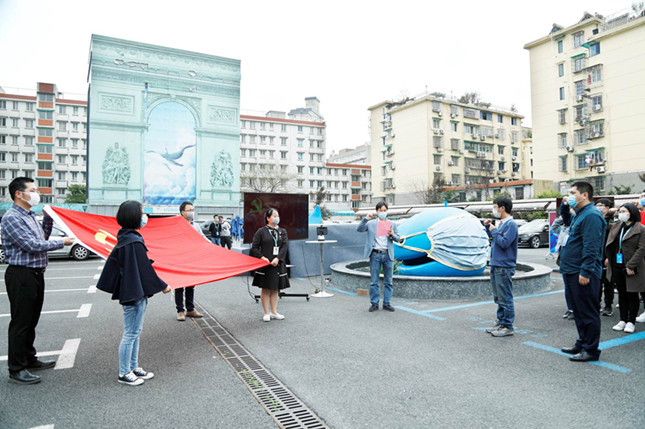 nei ”正式成立;300名“个医”成员被授予奖牌;还有3名“火线入党”的个医骨干进行了庄严的入党宣誓_副本.jpg nei ”正式成立;300名“个医”成员被授予奖牌;还有3名“火线入党”的个医骨干进行了庄严的入党宣誓_副本.jpg