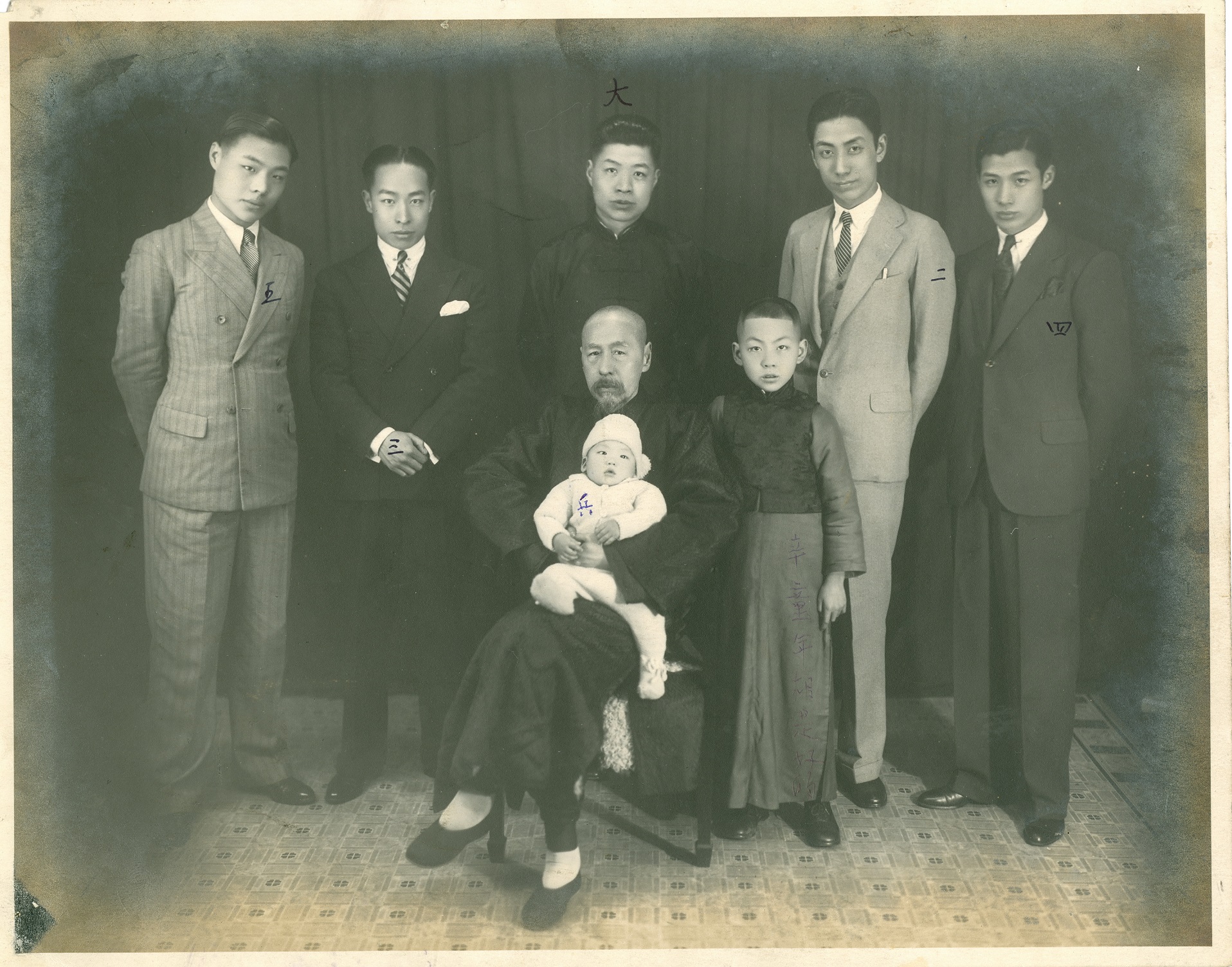 戴扬本配图：冒广生与儿孙合影.jpg