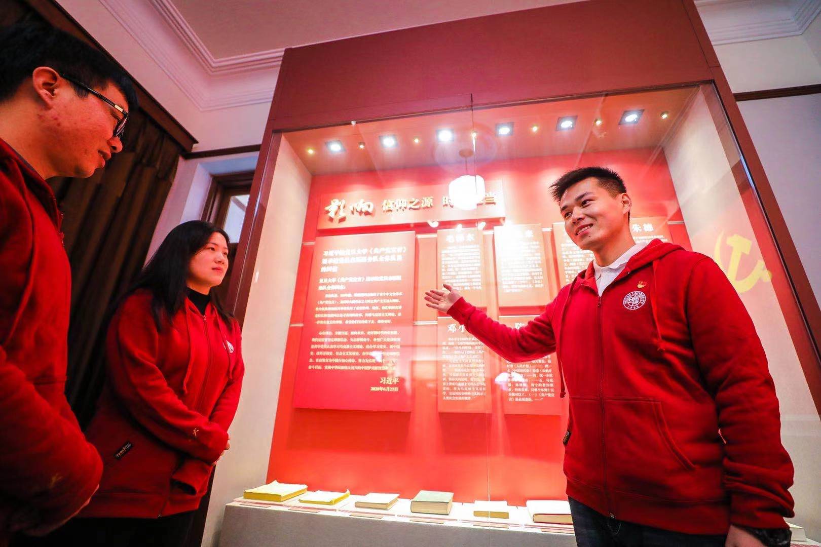 志愿队成员在练习讲解.jpg 志愿队成员在练习讲解.jpg