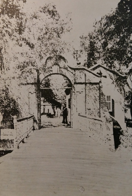 唐吉慧:中国公学校门.jpg 唐吉慧:中国公学校门.jpg