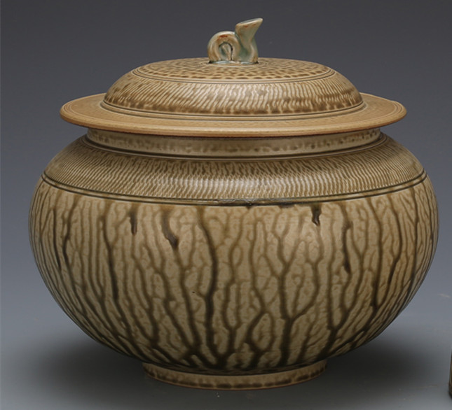 nei 郭云秀《当代婺窑灰釉如意罐》_副本.jpg nei 郭云秀《当代婺窑灰釉如意罐》_副本.jpg