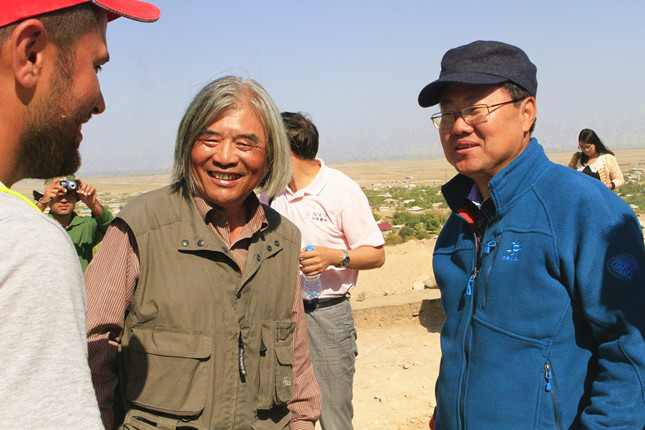 2015年,中国驻乌兹别克斯坦大使孙立杰考察撒扎干遗址考古发掘现场,与王建新教授、乌兹留学生苏河亲切交谈_副本.jpg 2015年,中国驻乌兹别克斯坦大使孙立杰考察撒扎干遗址考古发掘现场,与王建新教授、乌兹留学生苏河亲切交谈_副本.jpg