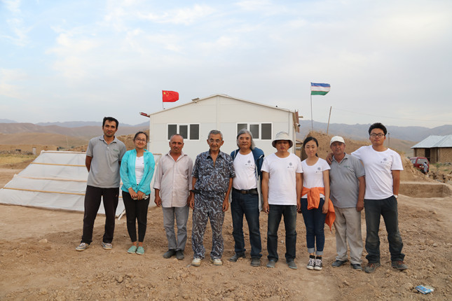 2015年,中乌考古队员在撒扎干遗址新建成的保护大棚前合影_副本.jpg 2015年,中乌考古队员在撒扎干遗址新建成的保护大棚前合影_副本.jpg