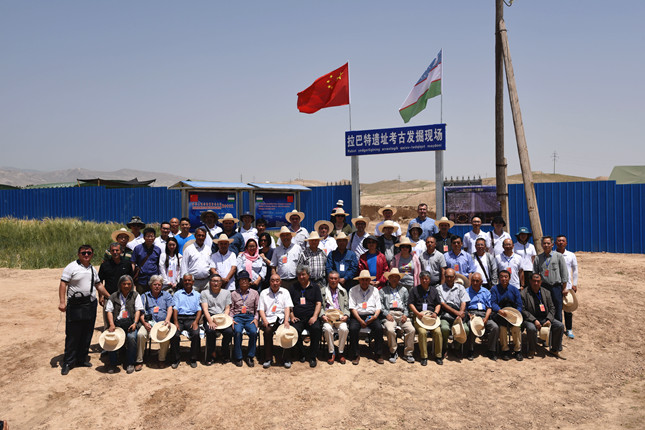 2018年国际学术会议,各国专家在拉巴特墓地合影_副本.jpg 2018年国际学术会议,各国专家在拉巴特墓地合影_副本.jpg