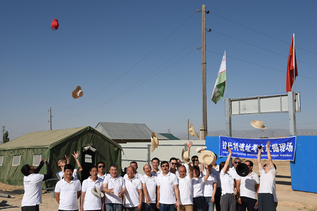 2018年乌兹别克斯坦拉巴特墓地发掘现场,发掘结束时合影-刘斌摄_副本.jpg 2018年乌兹别克斯坦拉巴特墓地发掘现场,发掘结束时合影-刘斌摄_副本.jpg