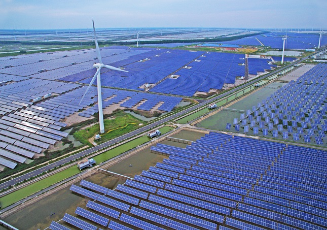 “风光渔”一体化电站,位于东台市沿海经济开发区, 为国内首创、全球单体规模最大。我市沿海空间大、岸线长、滩涂多、风能光能资源丰富,借助“风电+N”综合利用模式, 着力构建国家级新能源产业基地, 清洁能源产业风生水起、“风光”无限。 截至目前,全市风电并网 225 万千瓦,占全省近 50%, 风 光 发 电 量 占 全 省40%。.jpg “风光渔”一体化电站,位于东台市沿海经济开发区, 为国内首创、全球单体规模最大。我市沿海空间大、岸线长、滩涂多、风能光能资源丰富,借助“风电+N”综合利用模式, 着力构建国家级新能源产业基地, 清洁能源产业风生水起、“风光”无限。 截至目前,全市风电并网 225 万千瓦,占全省近 50%, 风 光 发 电 量 占 全 省40%。.jpg