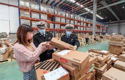 1、吴江海关调研企业笔记本电脑出货需求 （吴斌 摄）