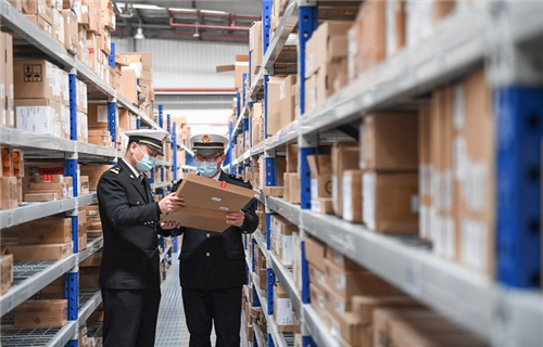 2、吴江海关巡查联想电脑仓储分拨中心仓库 （吴斌 摄）