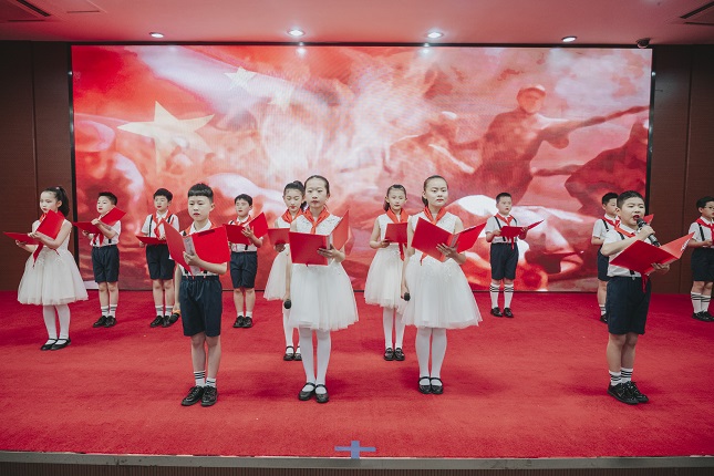 开场节目童声诵读《仰望红旗》.jpg 开场节目童声诵读《仰望红旗》.jpg