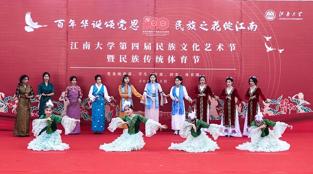 少数民族文艺节目表演.jpg 少数民族文艺节目表演.jpg