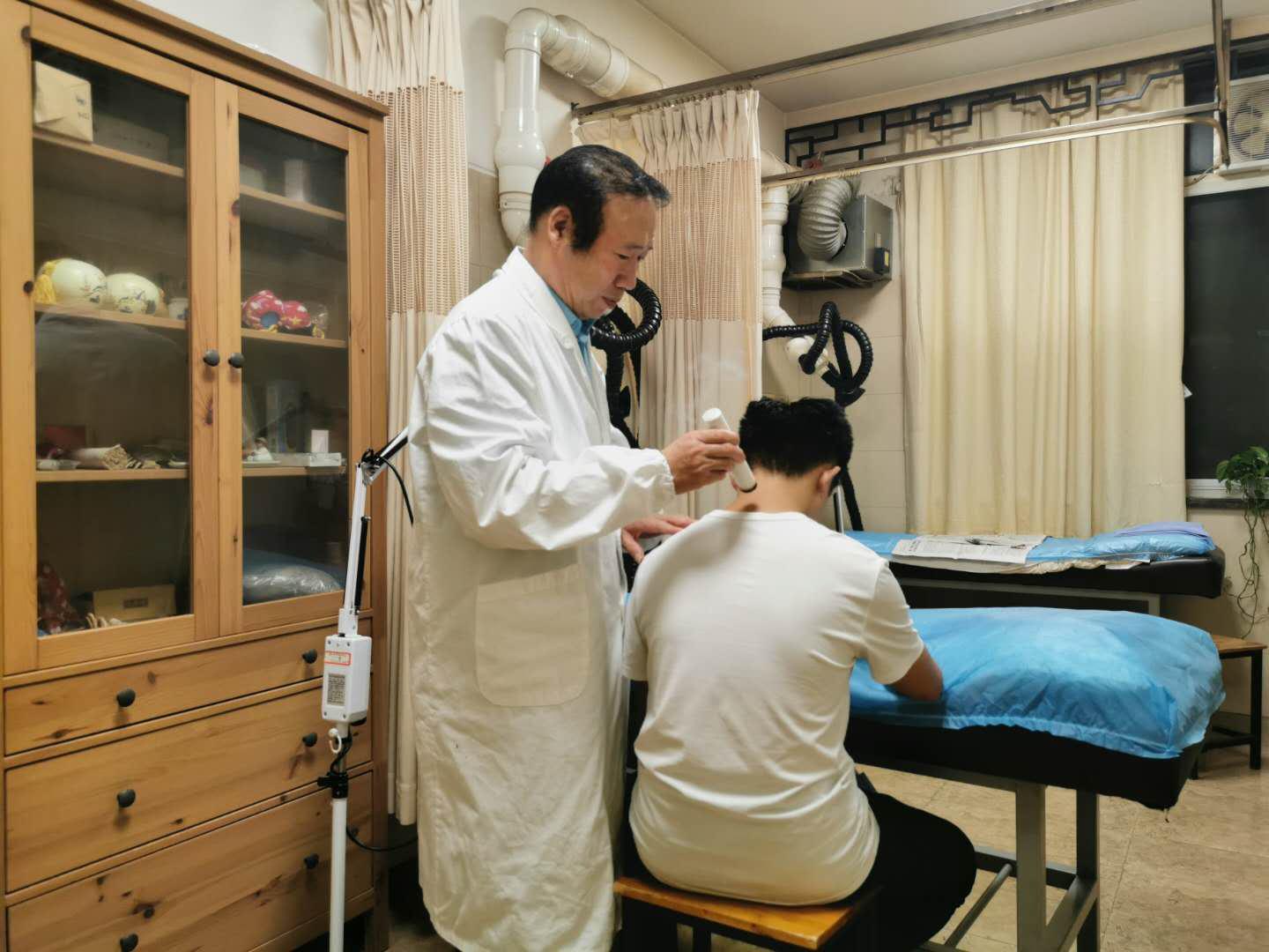 艾灸.jpg 艾灸.jpg