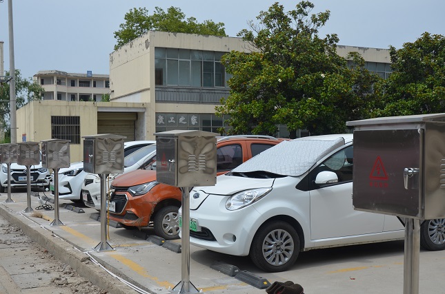 青山泉中学安装教职工电动汽车充电桩 (2).JPG