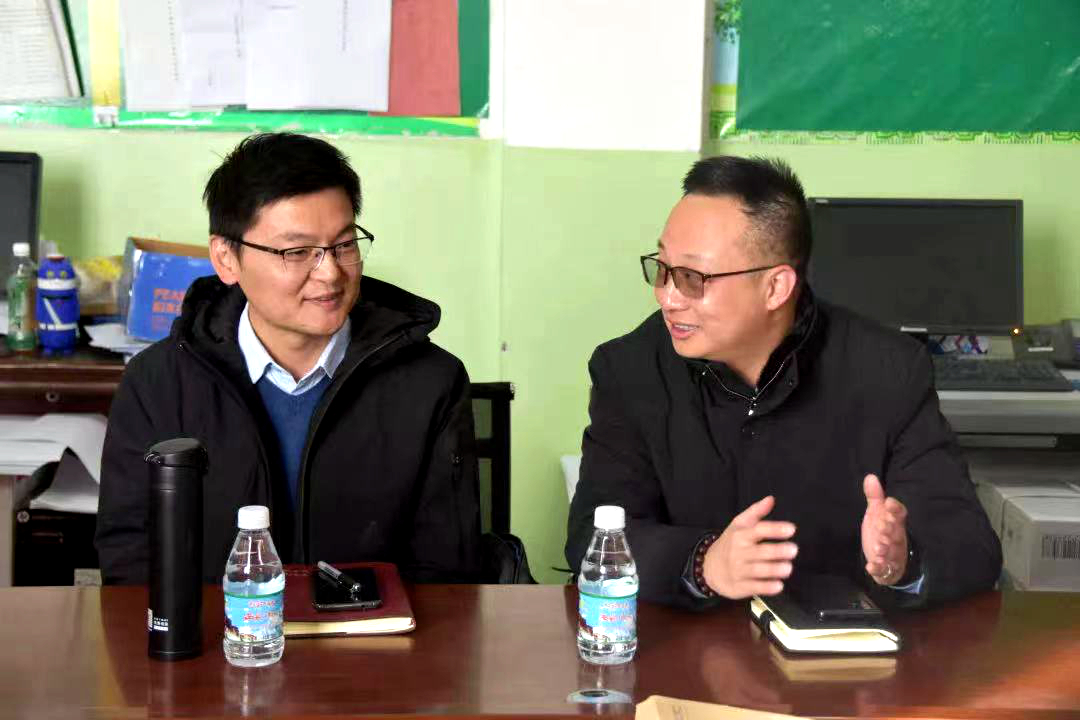 汪崇德(右)与同事交流教学经验.jpg 汪崇德(右)与同事交流教学经验.jpg