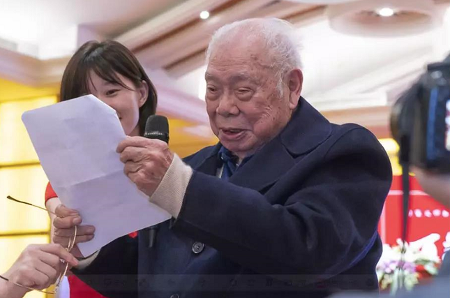 马老出席《百年巨匠——马识途》开机仪式并现场读诗.png 马老出席《百年巨匠——马识途》开机仪式并现场读诗.png