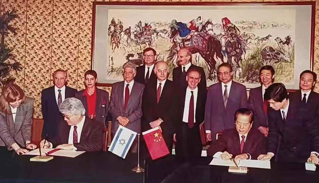 1992年1月24日，中国外交部长钱其琛和以色列外交部长戴维·利维签署两国建立外交关系正式协议。后排右一至右三，分别为吴思科、吴建民、杨福昌.jpg