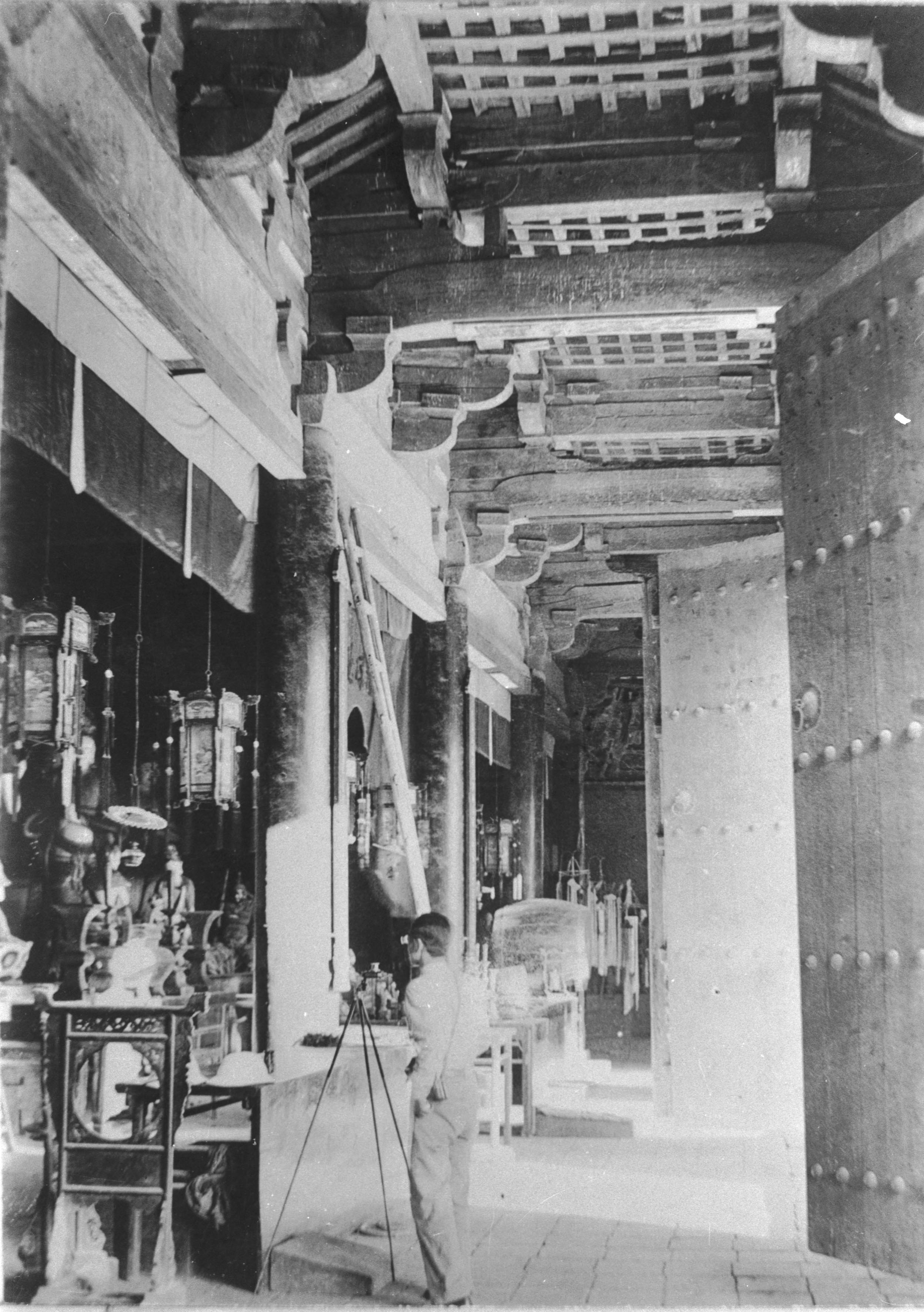 1937年,梁思成在佛光寺东大殿内调查.jpg 1937年,梁思成在佛光寺东大殿内调查.jpg