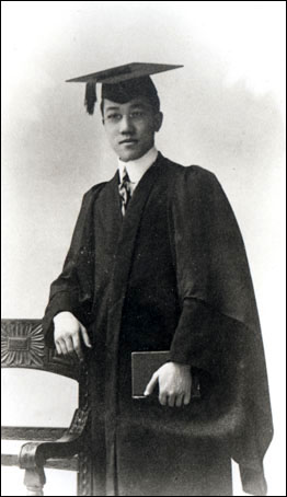 王文显伦敦大学毕业照.jpg 王文显伦敦大学毕业照.jpg