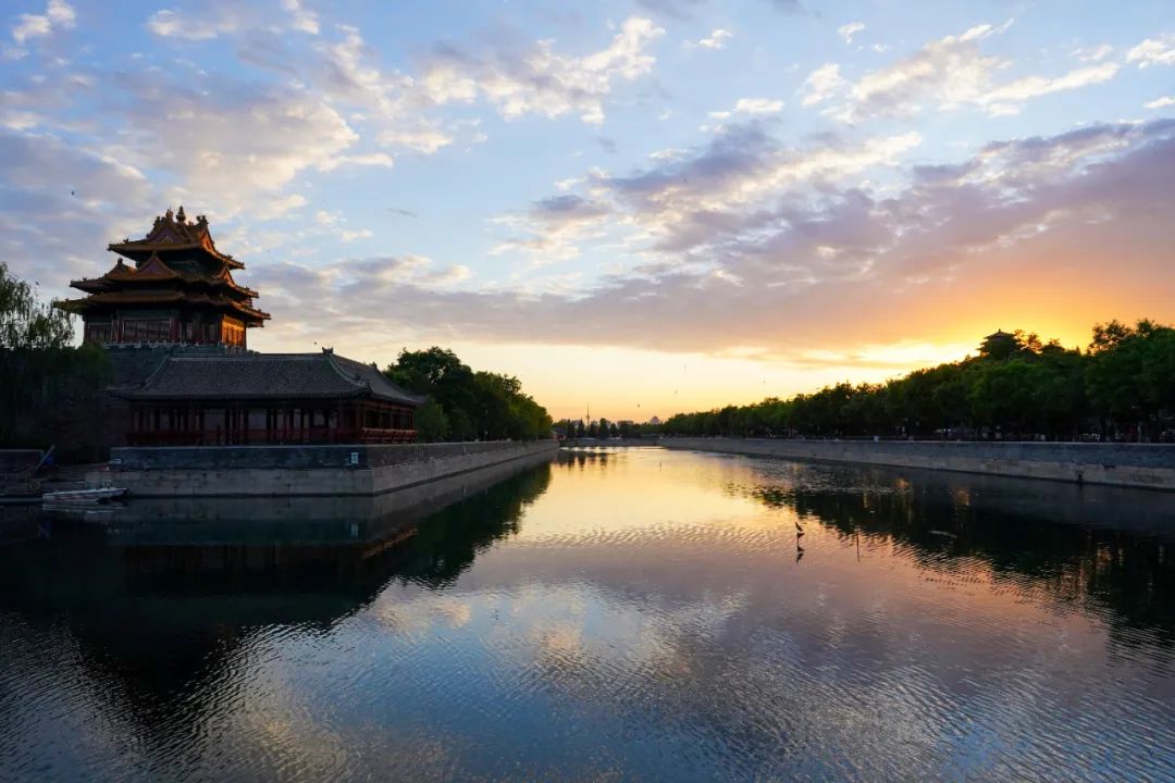 谢正光配图:夕阳照射在故宫东北角楼和景山万春亭上.jpg 谢正光配图:夕阳照射在故宫东北角楼和景山万春亭上.jpg