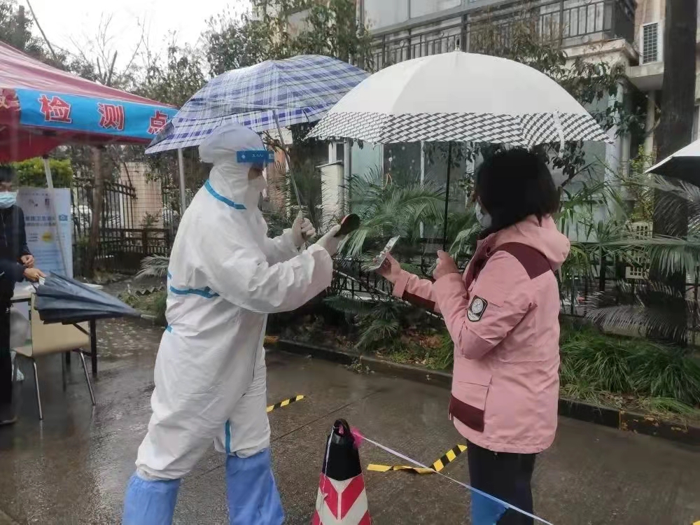 徐汇民防志愿者雨中为居民核酸登记.jpg 徐汇民防志愿者雨中为居民核酸登记.jpg