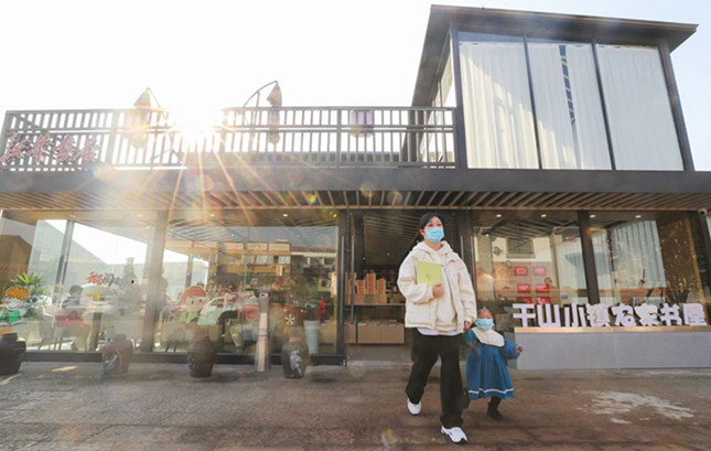 nei  钟管镇“干山小镇农家书屋”，村民们购买了自己喜爱的书籍。_副本.jpg