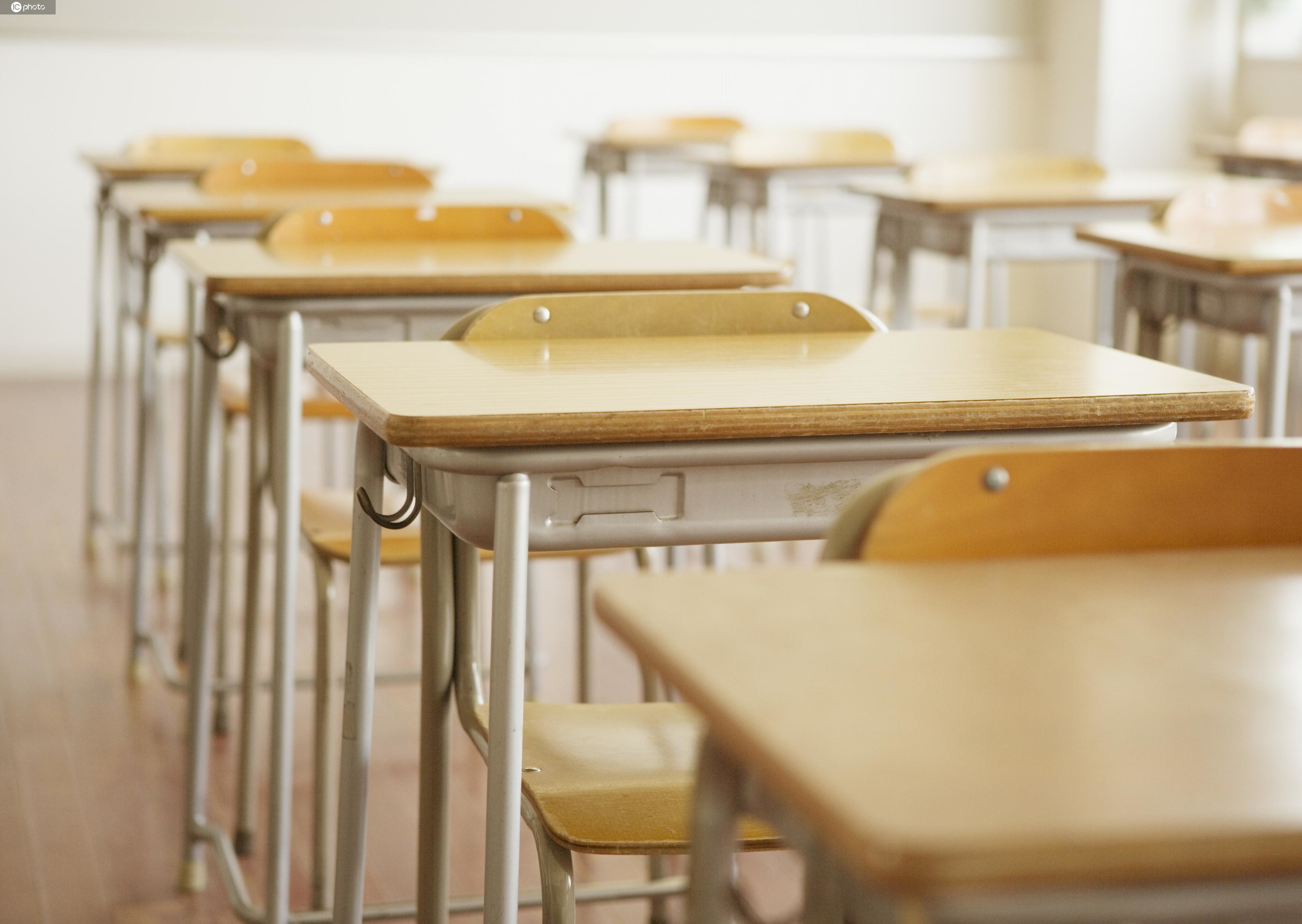 课桌.jpg 课桌.jpg