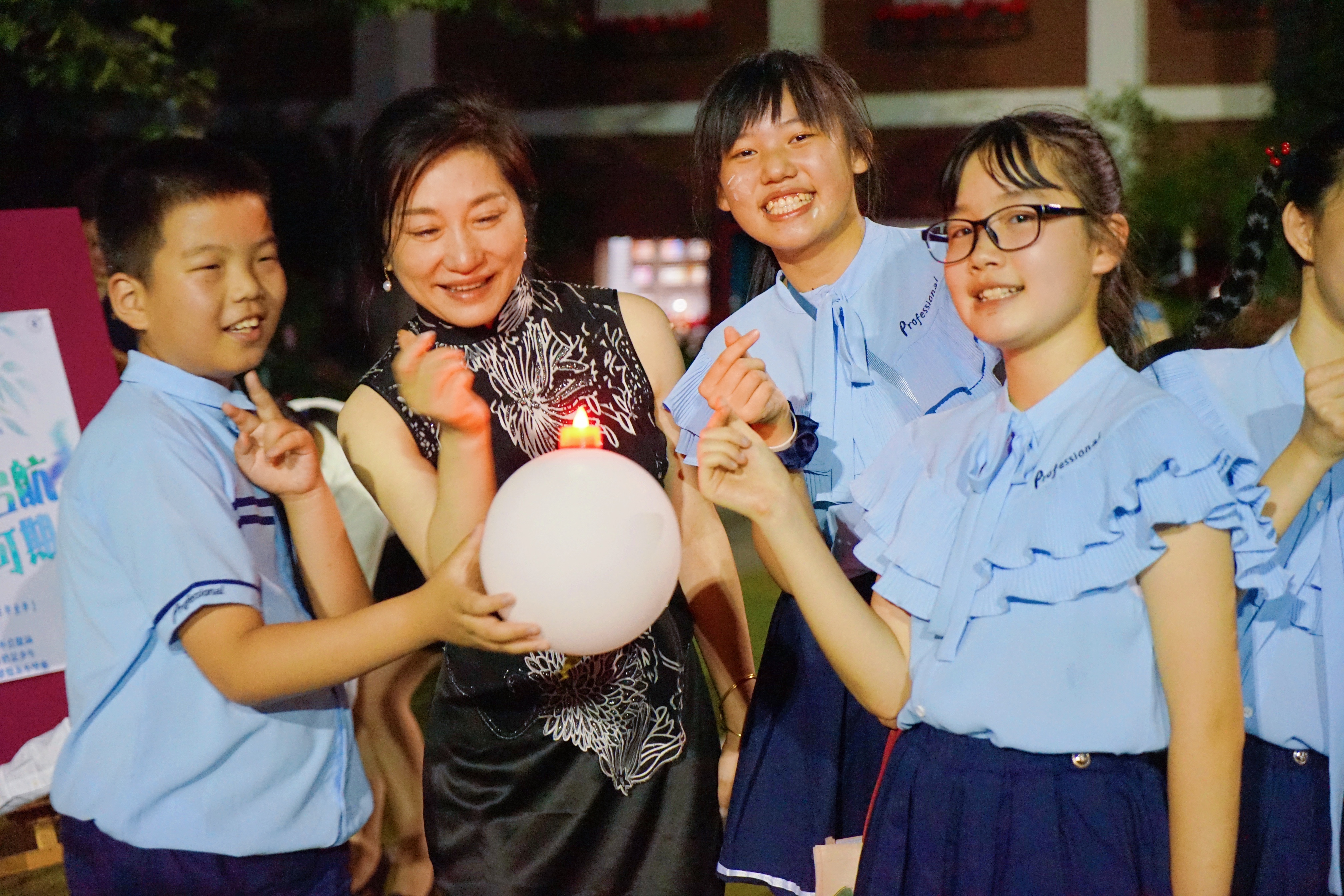 朱乃楣校长参加五年级学生毕业典礼.jpg 朱乃楣校长参加五年级学生毕业典礼.jpg