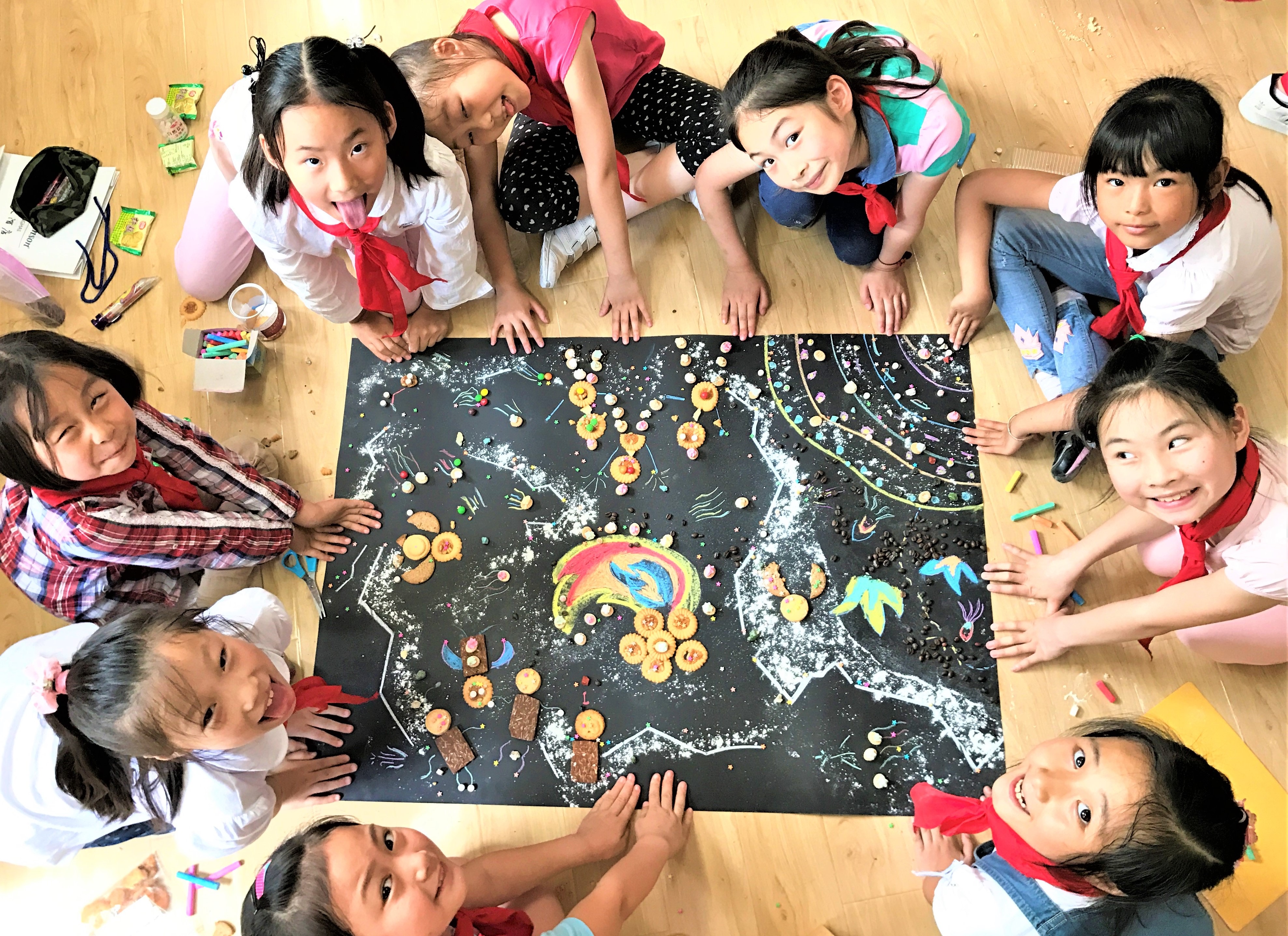 学生开展广域课程《餐盘上的星空》.jpg 学生开展广域课程《餐盘上的星空》.jpg