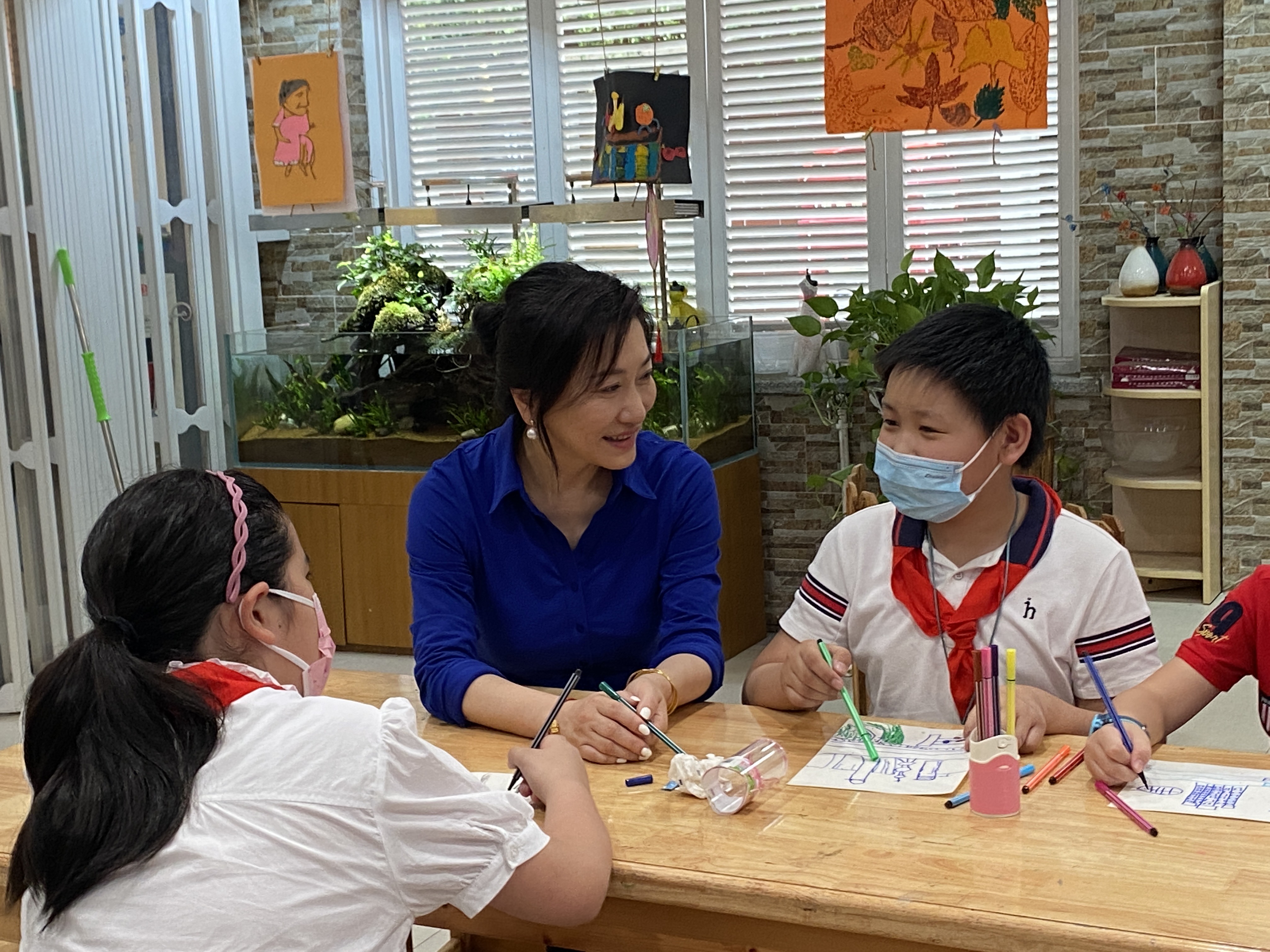 朱乃楣校长为孩子们创设“玩”的课程.jpg 朱乃楣校长为孩子们创设“玩”的课程.jpg