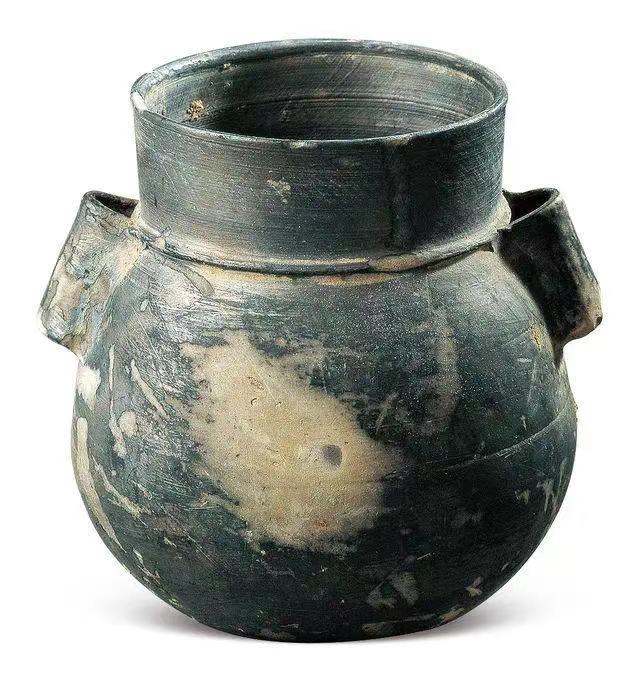 16马家浜文化黑陶贯耳罐.jpg
